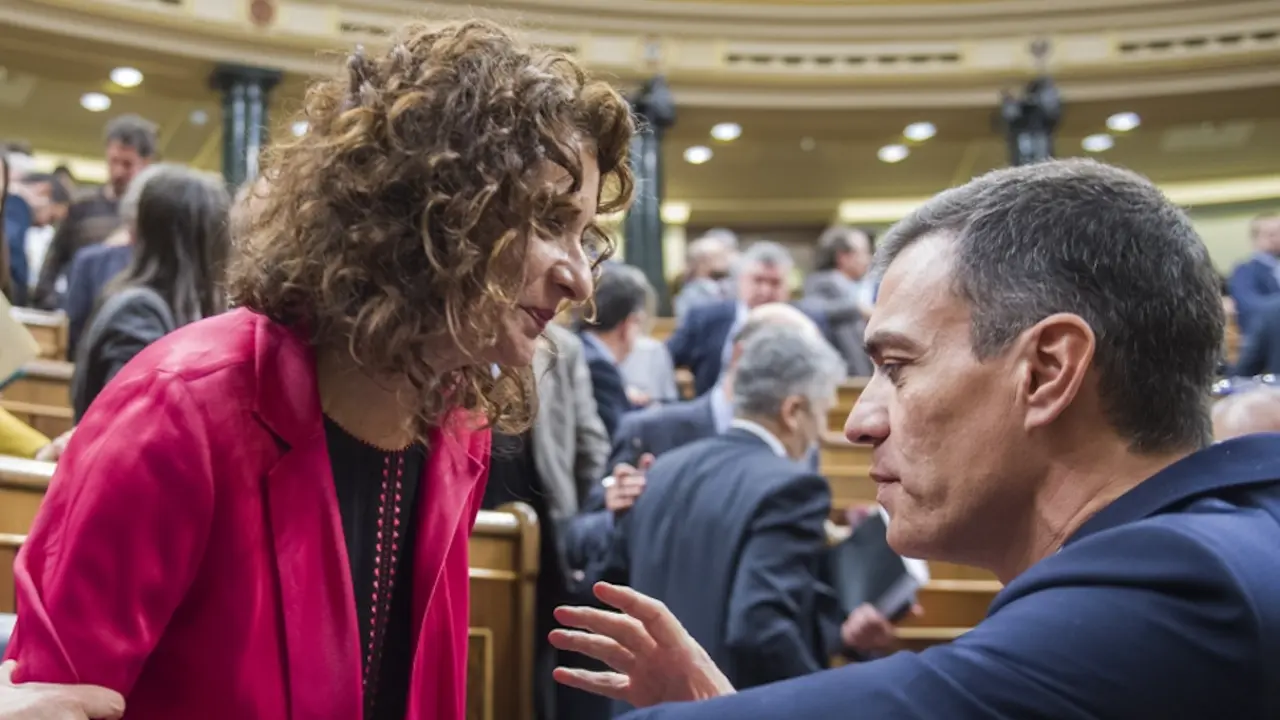 Pedro Sánchez, presidente del Gobierno en funciones, conversa con María Jesús Montero, ministra de Hacienda en funciones, tras terminar la presentación del fallido Proyecto de Ley de Presupuestos Generales del Estado para 2019 (febrero 2019) / Moncloa