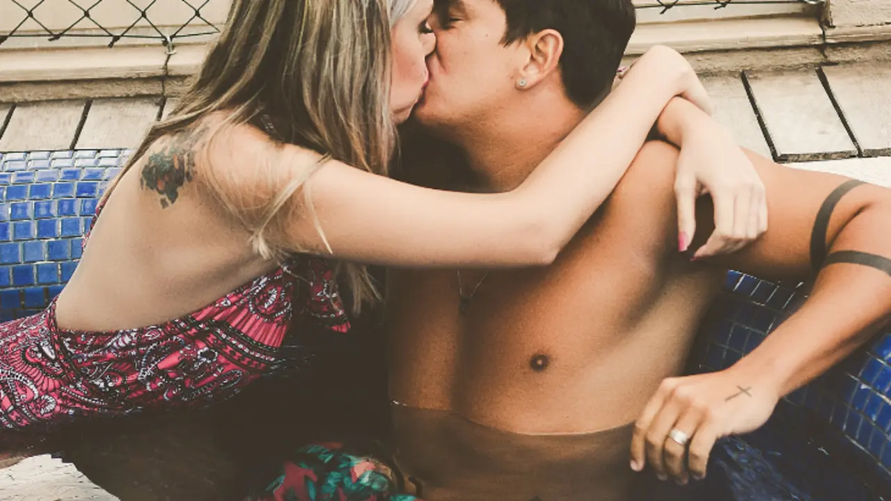 Una pareja en la piscina. / Pexels.com.