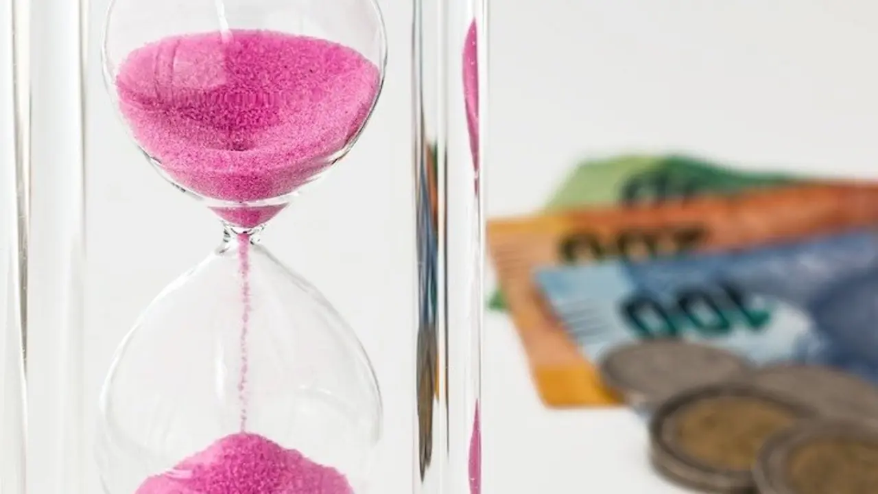 Reloj de arena y dinero. / Steve Buissinne. / Pixabay