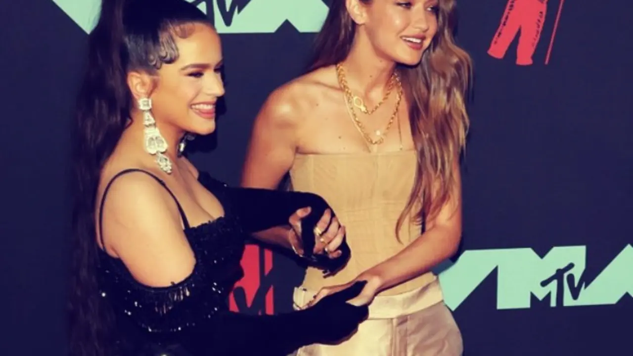 Rosal&iacute;a, cantante y Gigi Hadid, modelo, en los MTV VMA's 2019. Twitter (3)