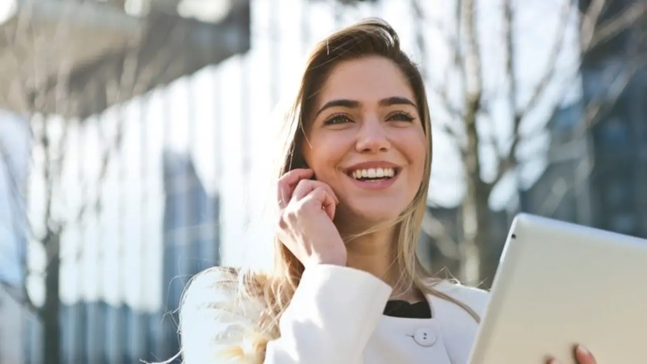 Una chica feliz. / Pexels.com.