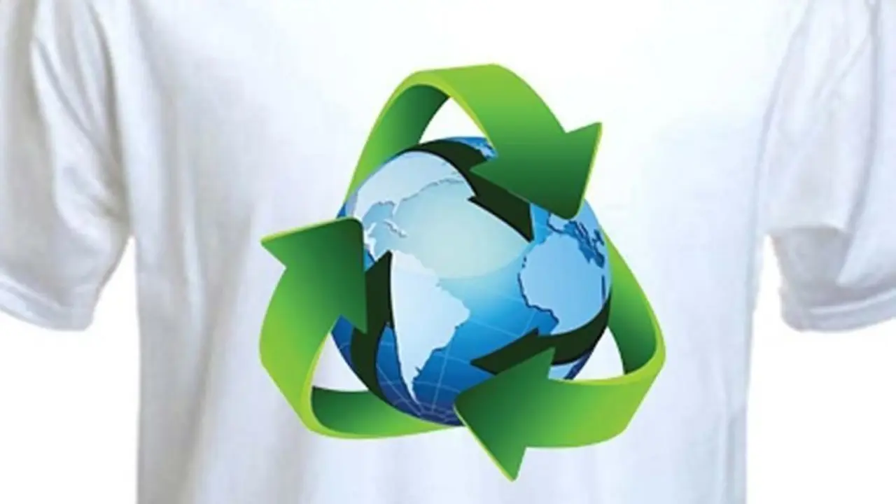 Una camiseta símbolo de reciclaje.