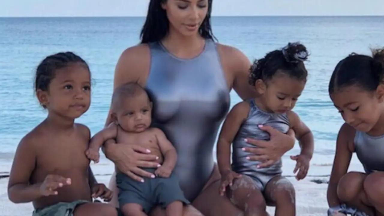 Kim Kardashian con sus hijos North, Chicago, Psalm y Saint West. / RRSS.