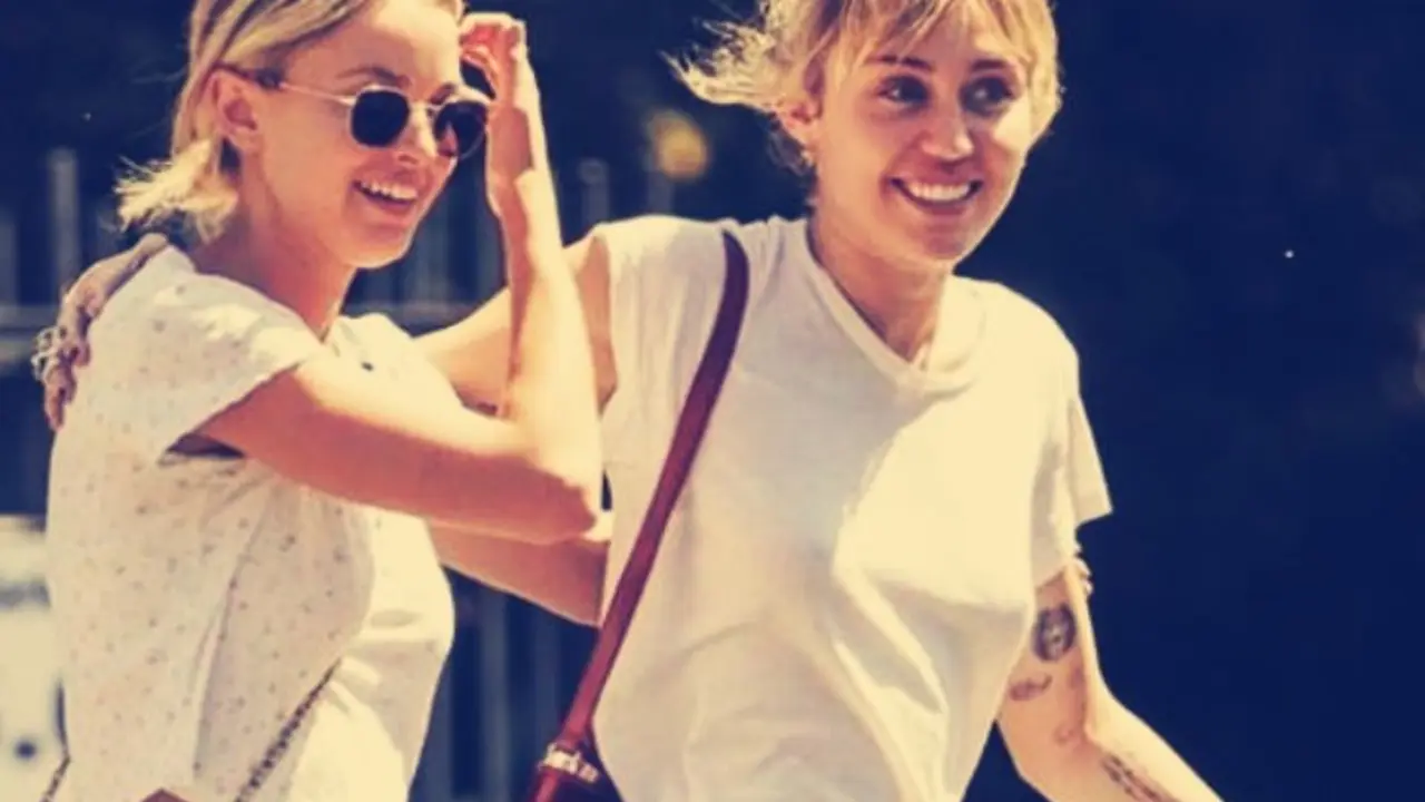 Miley Cyrus, cantante y actriz; Kaitlynn Carter, bloguera. RR SS