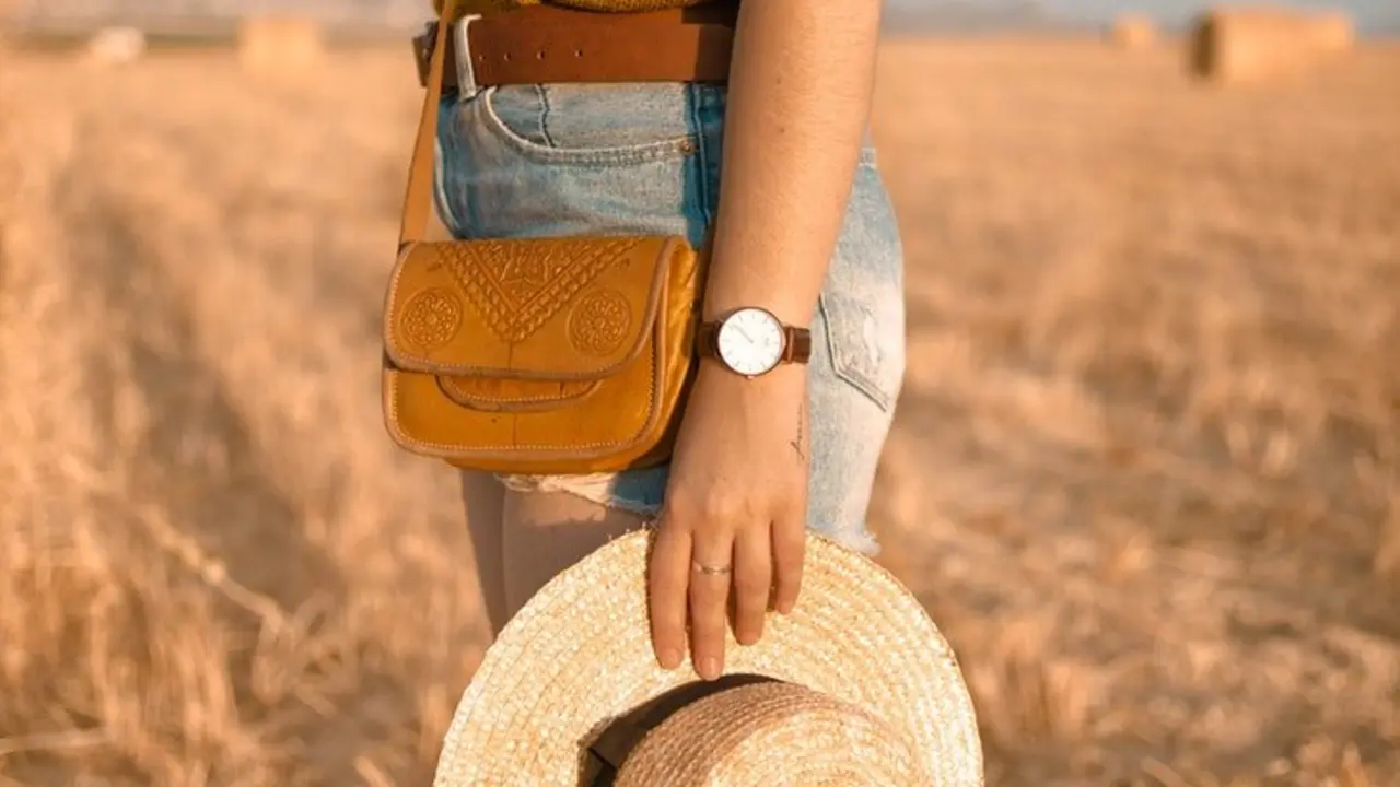 Una chica sosteniendo un sombrero. / Pexels.com.