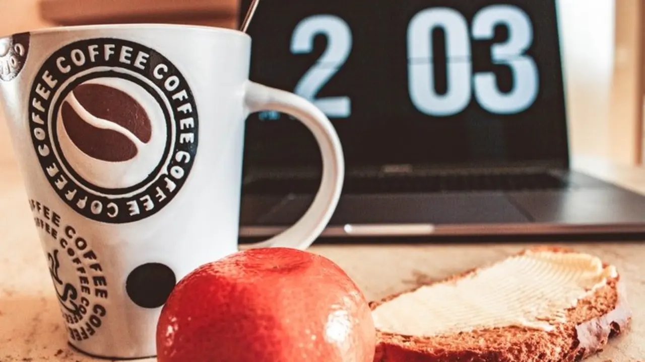 Caf&eacute; con tostada de pan. / Pexels.com.