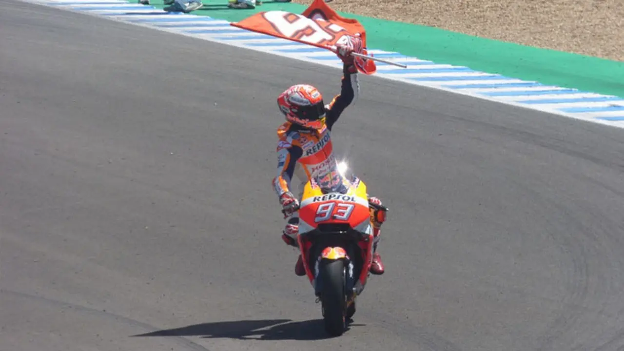 Marc Marquez encima de su Honda mientras celebra un triunfo. / Pixabay