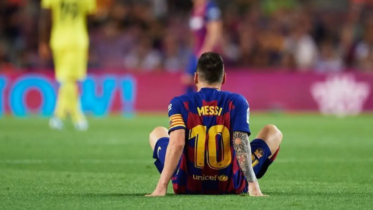 Lionel Messi sentado sobre el c&eacute;sped del Camp Nou durante el juego contra el Villarreal. / Twitter