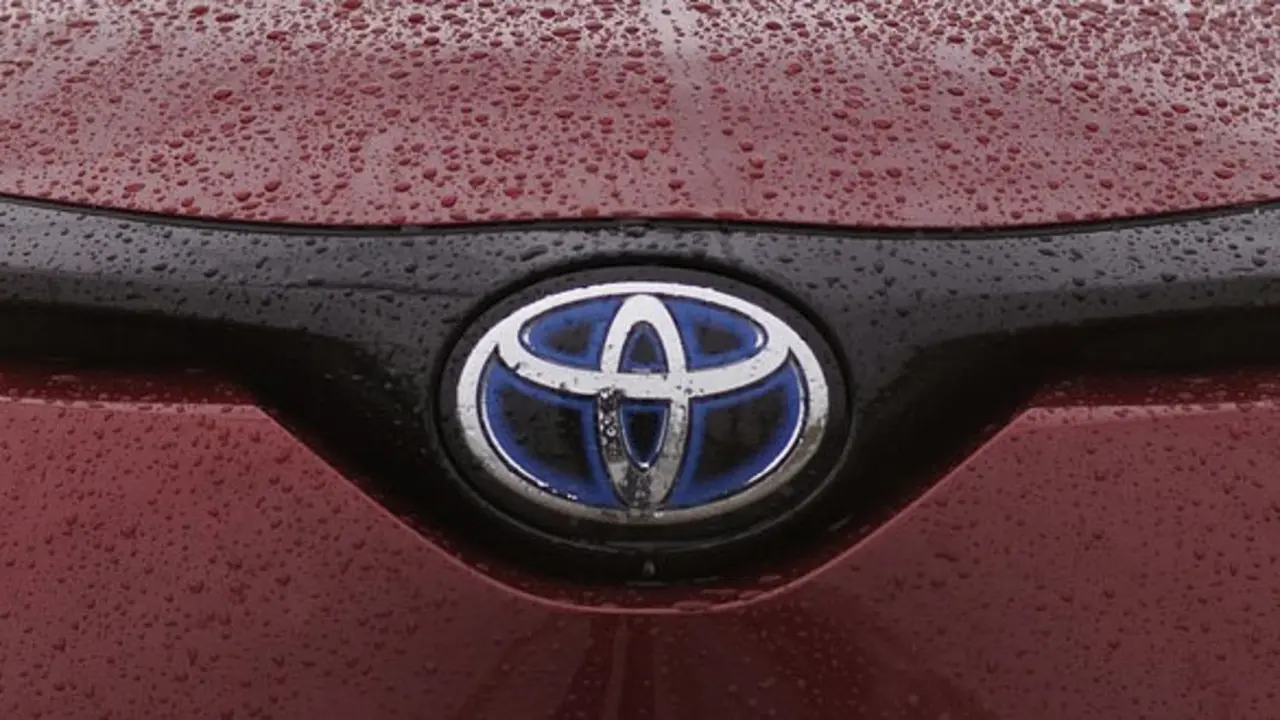 Logotipo de Toyota en uno de sus coches. / Pixabay