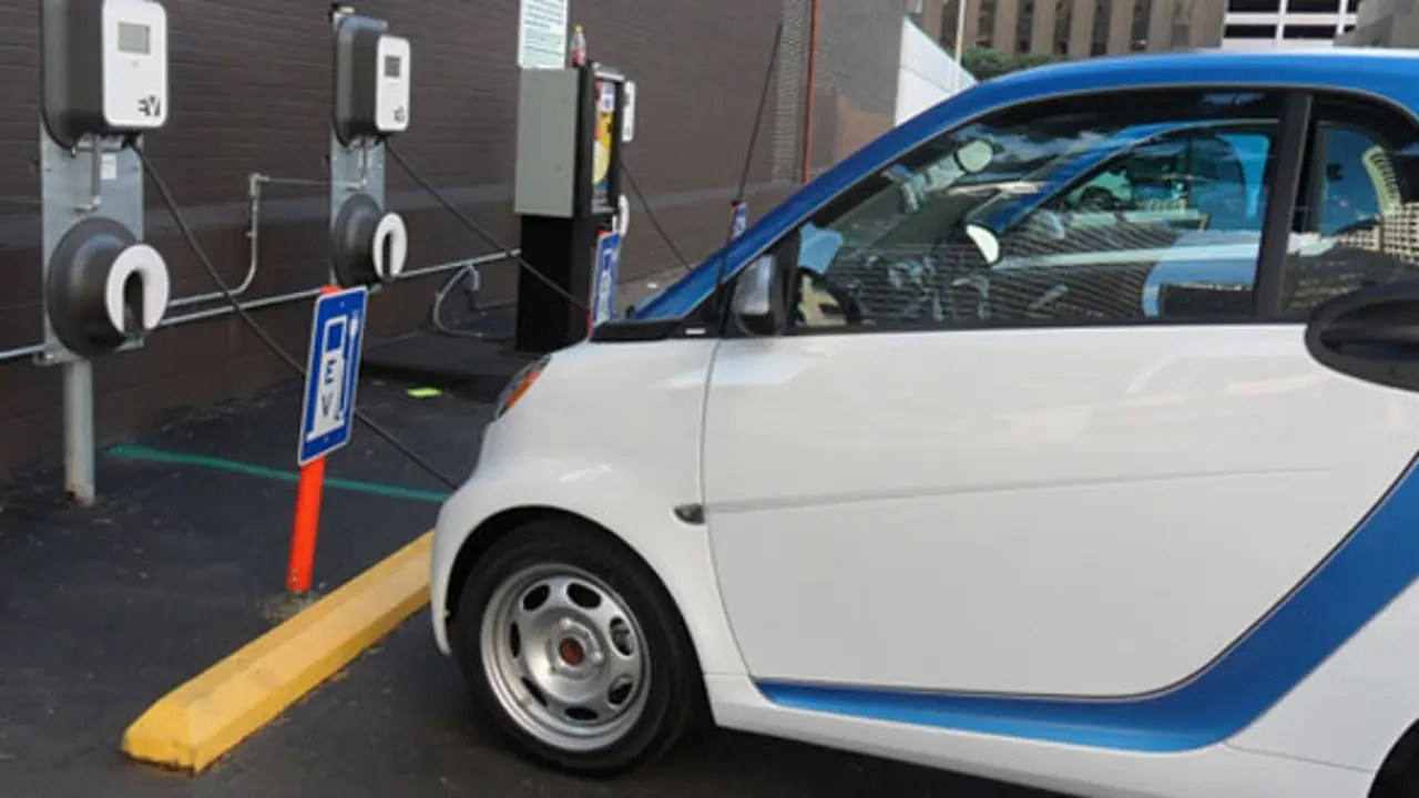Un coche el&eacute;ctrico recarg&aacute;ndose. / Pixabay