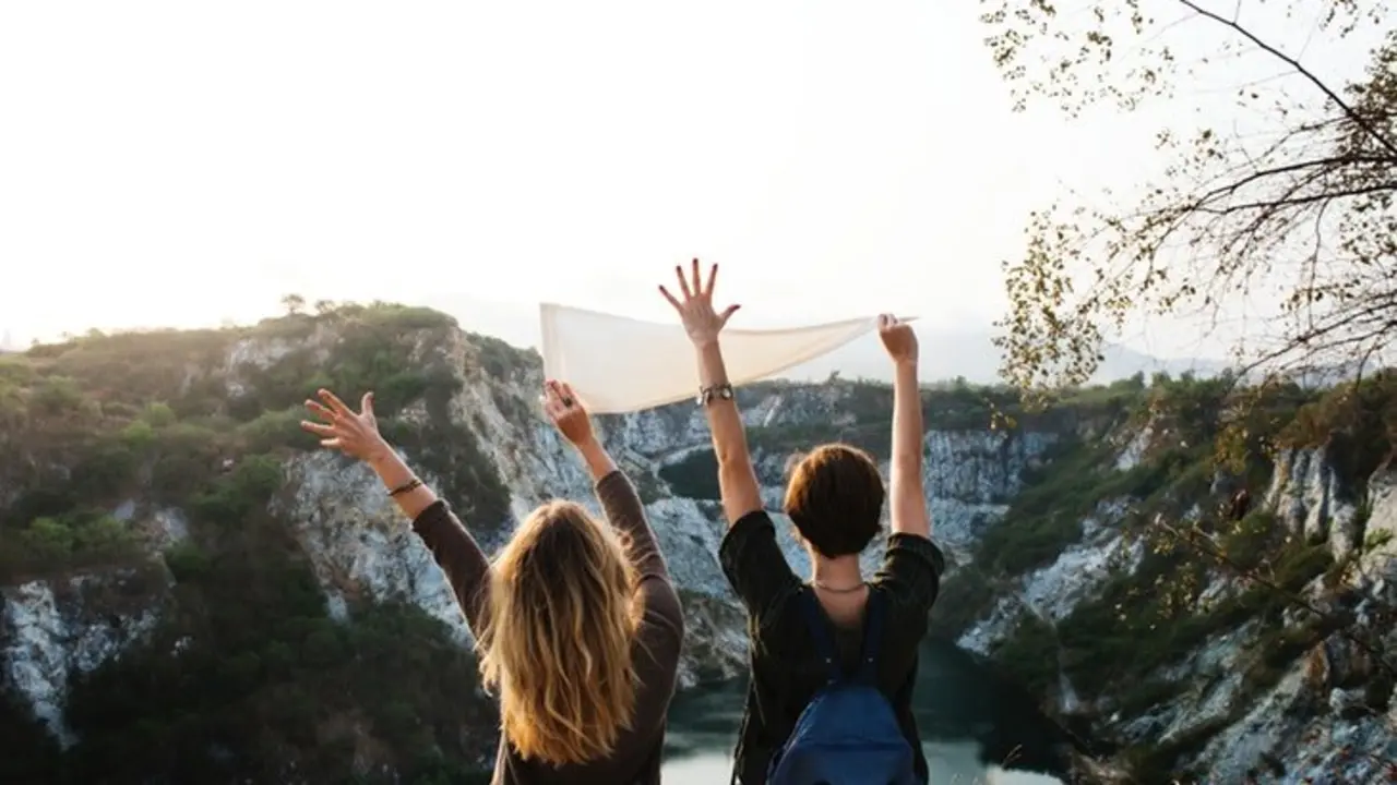 Dos amigas de viaje. / Pexels.com.
