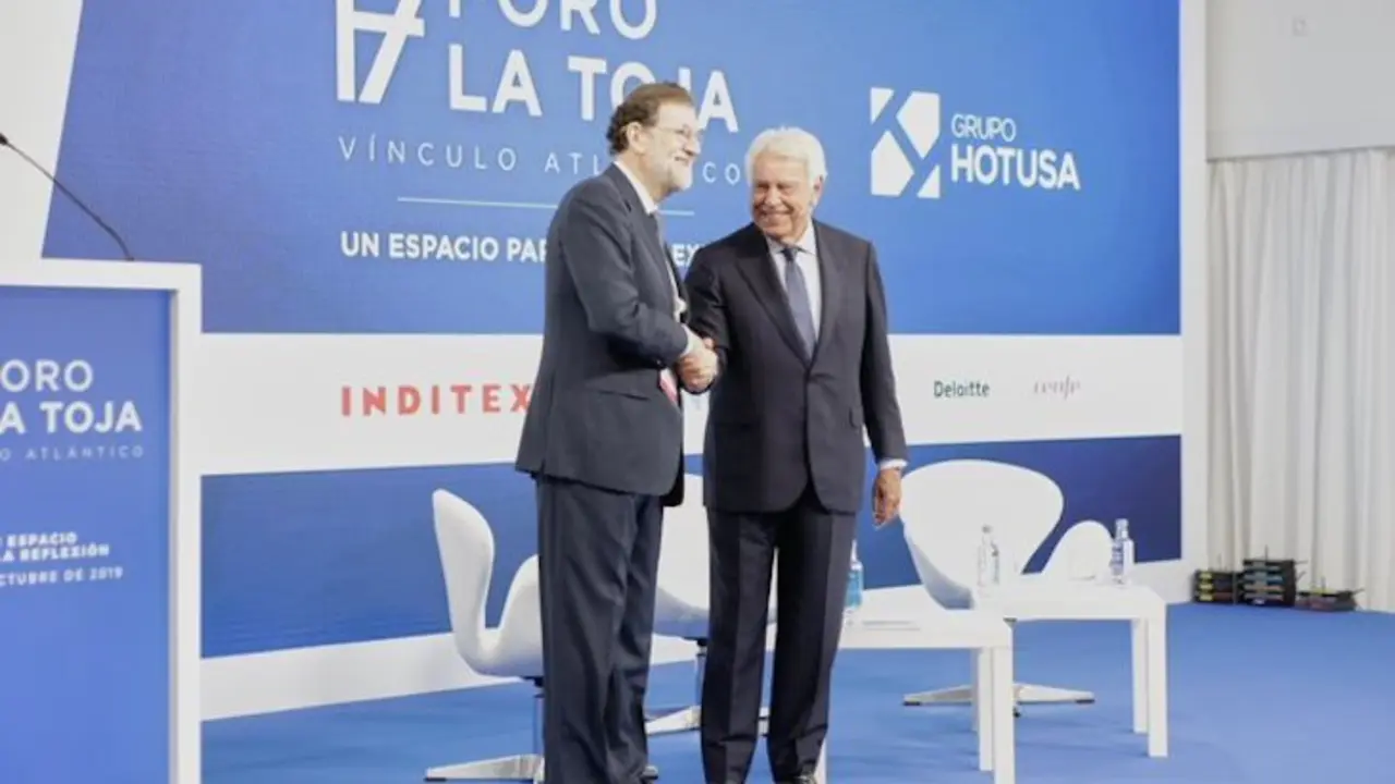 Mariano Rajoy y Felipe González durante el Foro La Toja. / Twitter