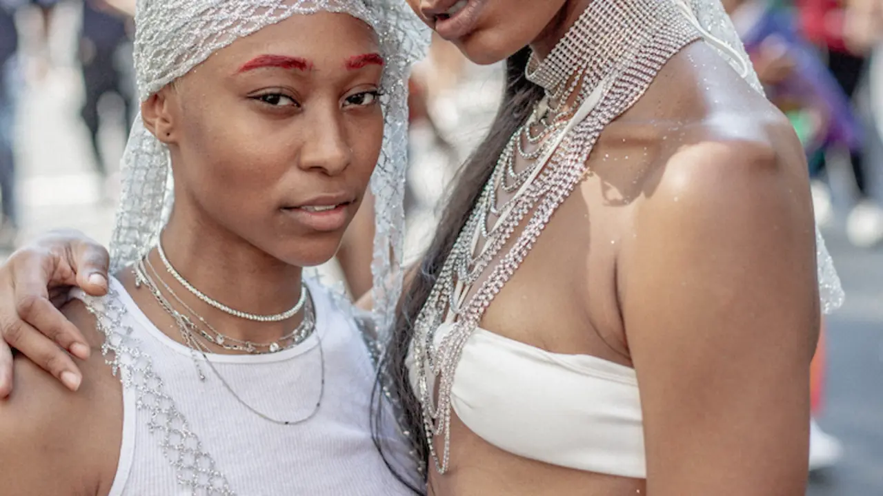 Mujeres el día del orgullo en Nueva York. / Unsplash @brnkd