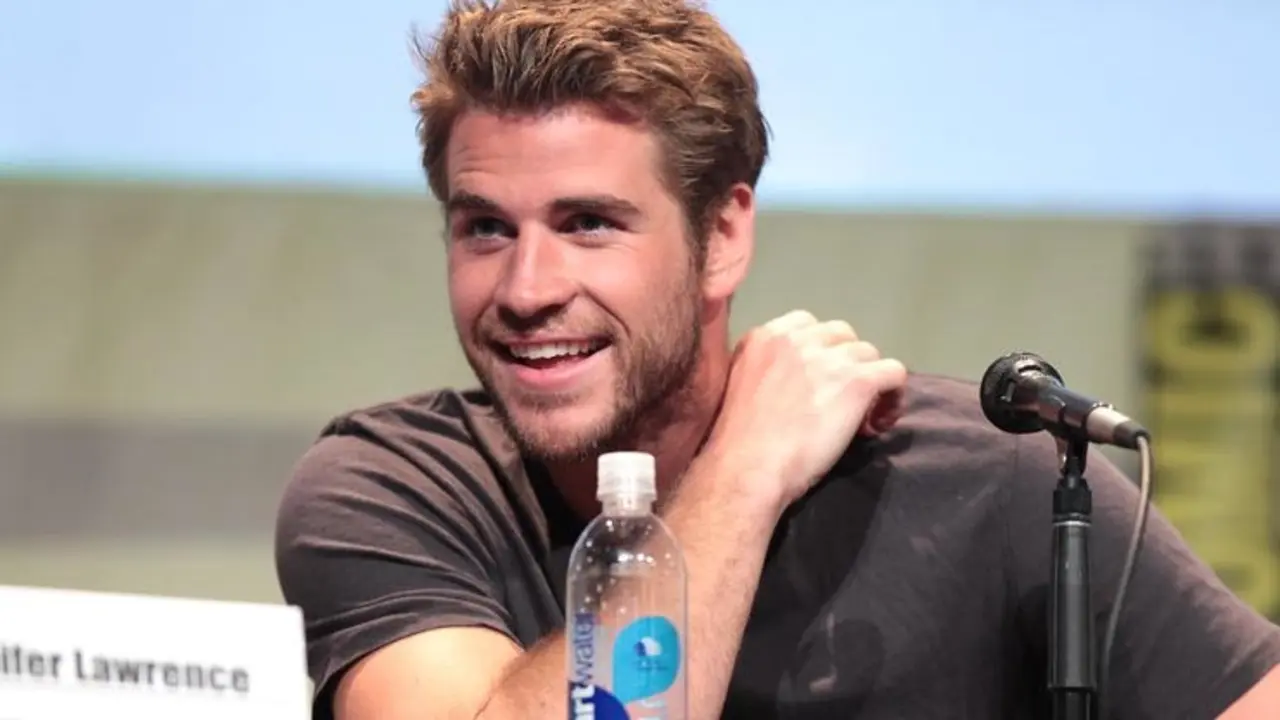 Liam Hemsworth es visto con otra chica, tras su divorcio con Miley Cyrus.  / Gage Skidmore