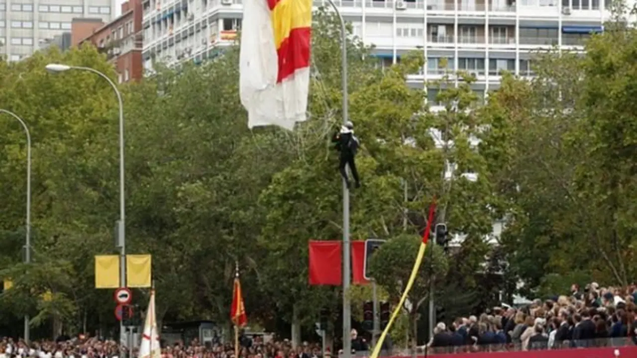 Un paracaidista que descend&iacute;a con la bandera impact&oacute; contra una farola en el desfile de la Fiesta Nacional. / TV