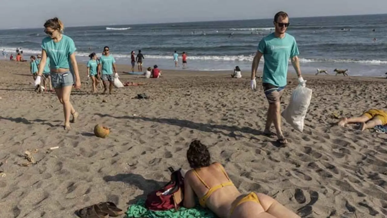 Bali combate el pl&aacute;stico para salvar sus playas. / Nyimas Lalua