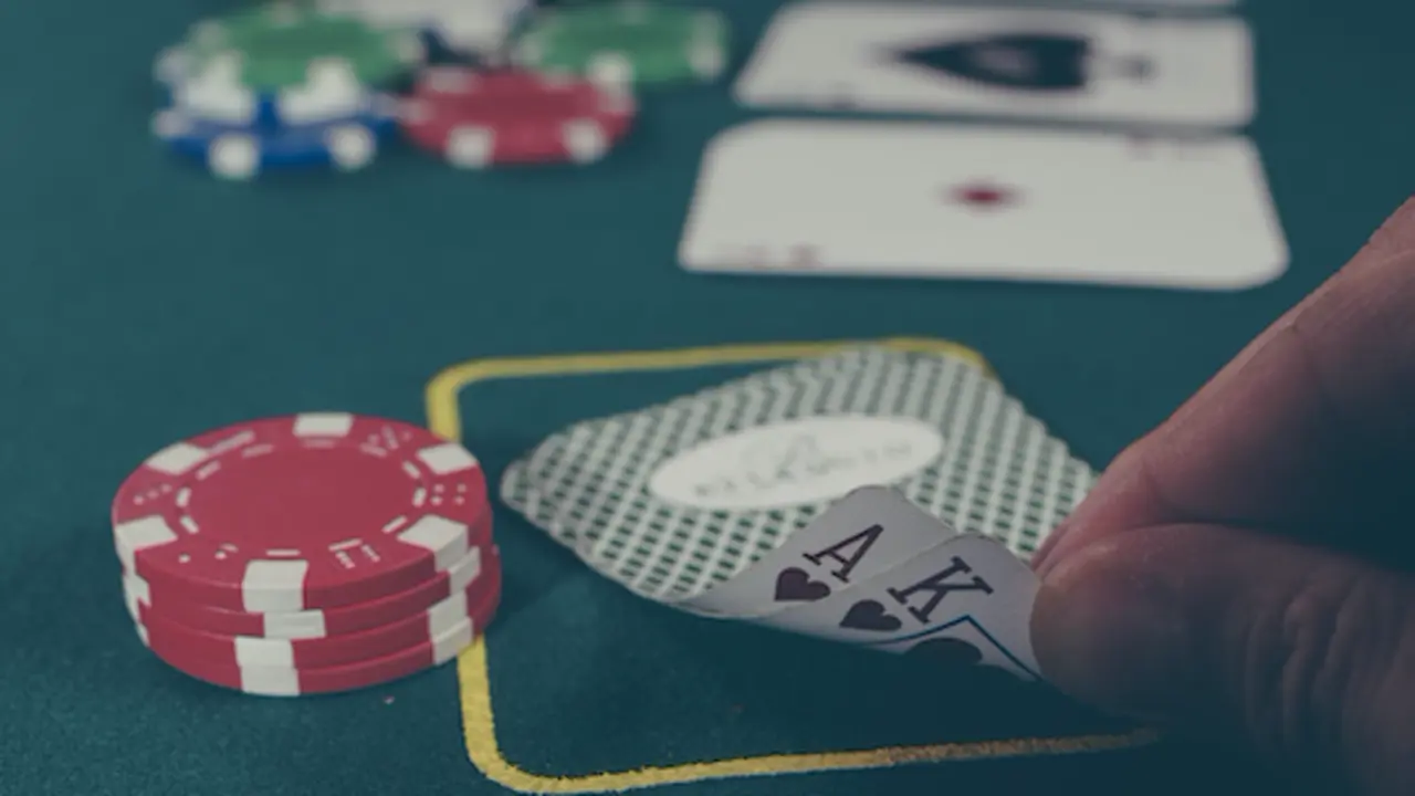 Jugando al poker.