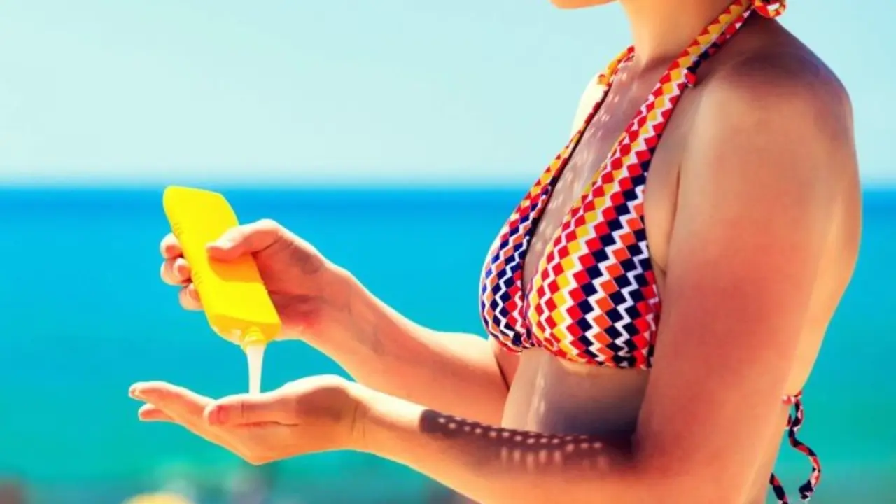 Mujer aplic&aacute;ndose protector solar. / Mundiario