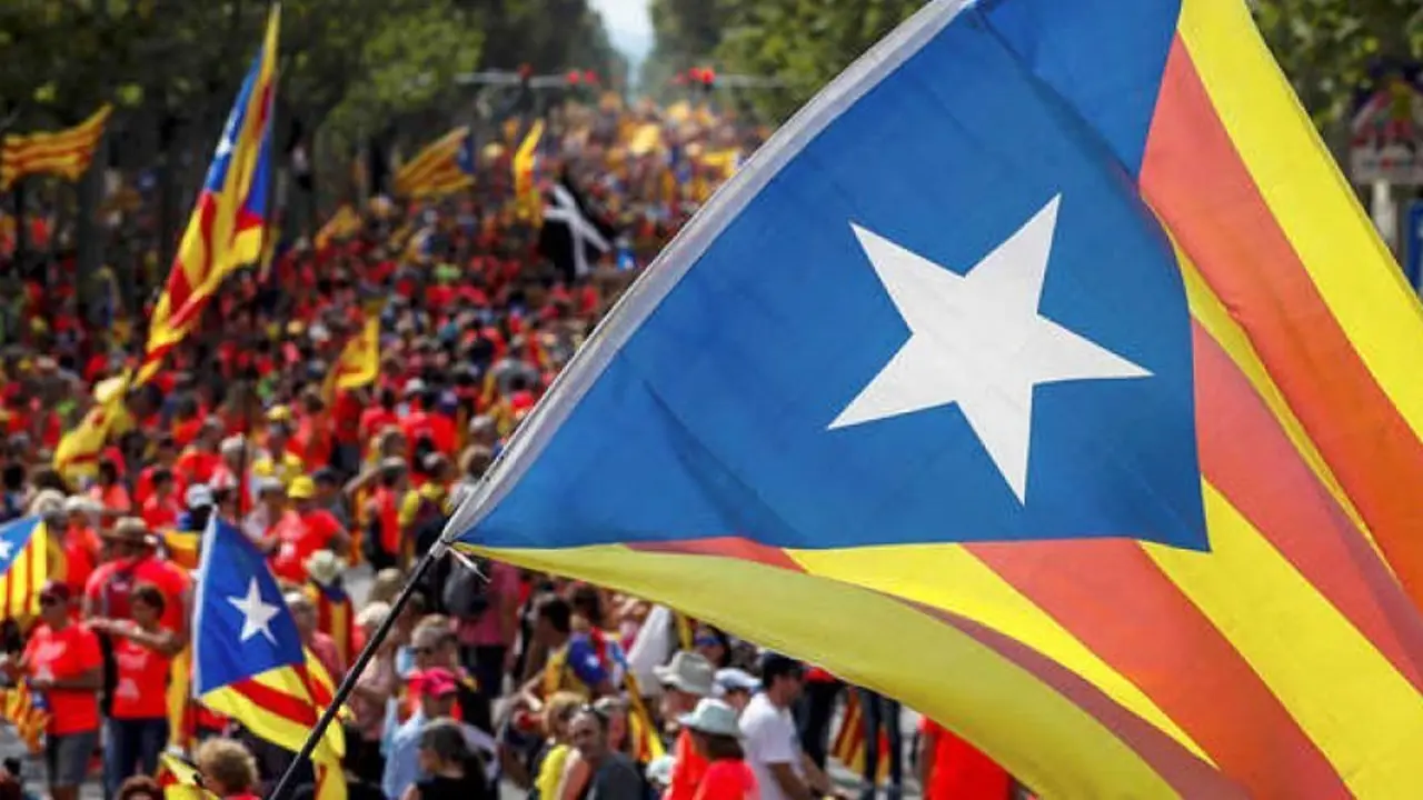 Banderas independentistas en una manifestaci&oacute;n en Catalu&ntilde;a. / Mundiario