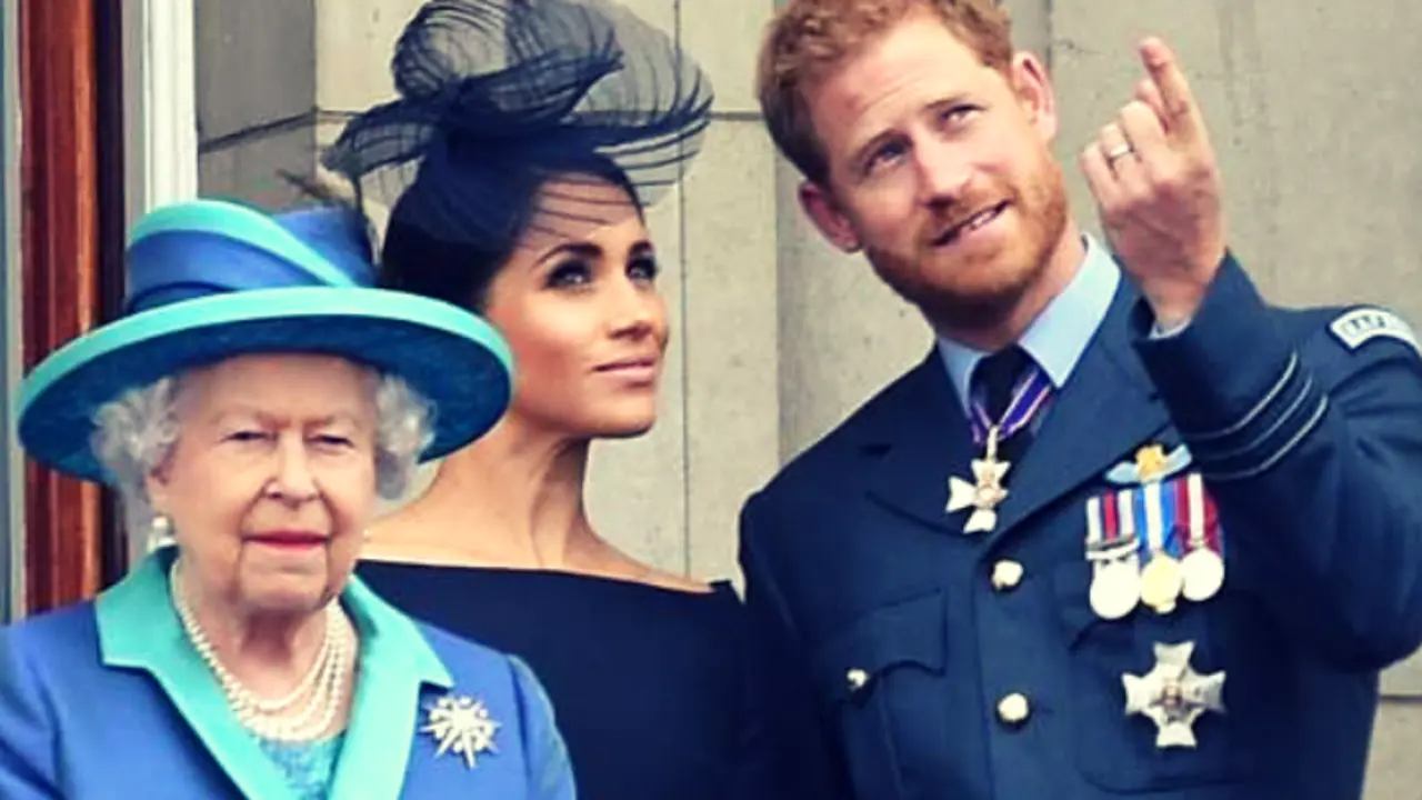 Isabel II junto al pr&iacute;ncipe Harry y Meghan Markle, duques de Sussex. RR SS.