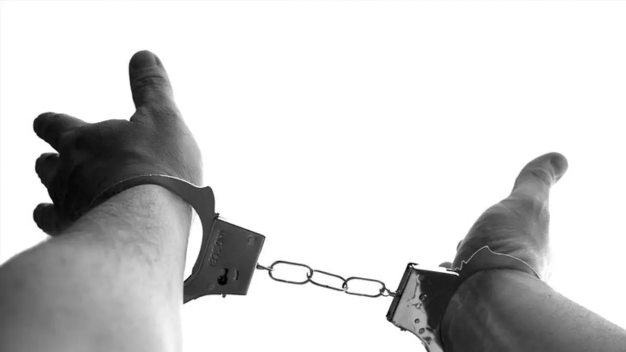 Imagen referencial de un hombre arrestado. / Pixabay