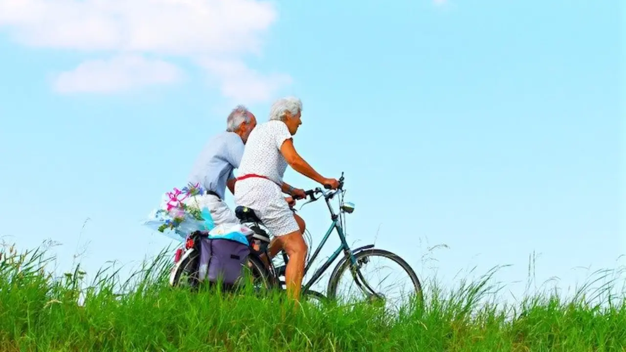 Pareja de mediana edad en bici. / Mabel Amber. / Pixabay