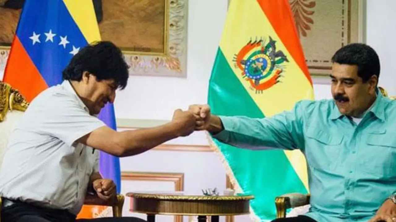 Evo Morales, expresidente de Bolivia, junto con Nicol&aacute;s Maduro, l&iacute;der de Venezuela. / RR SS