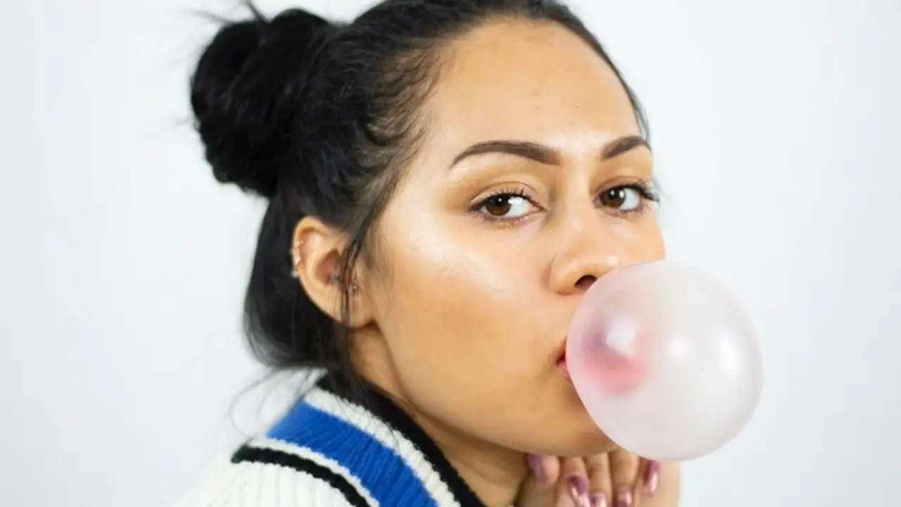 Una chica masticando chicle. / Pexels.com.