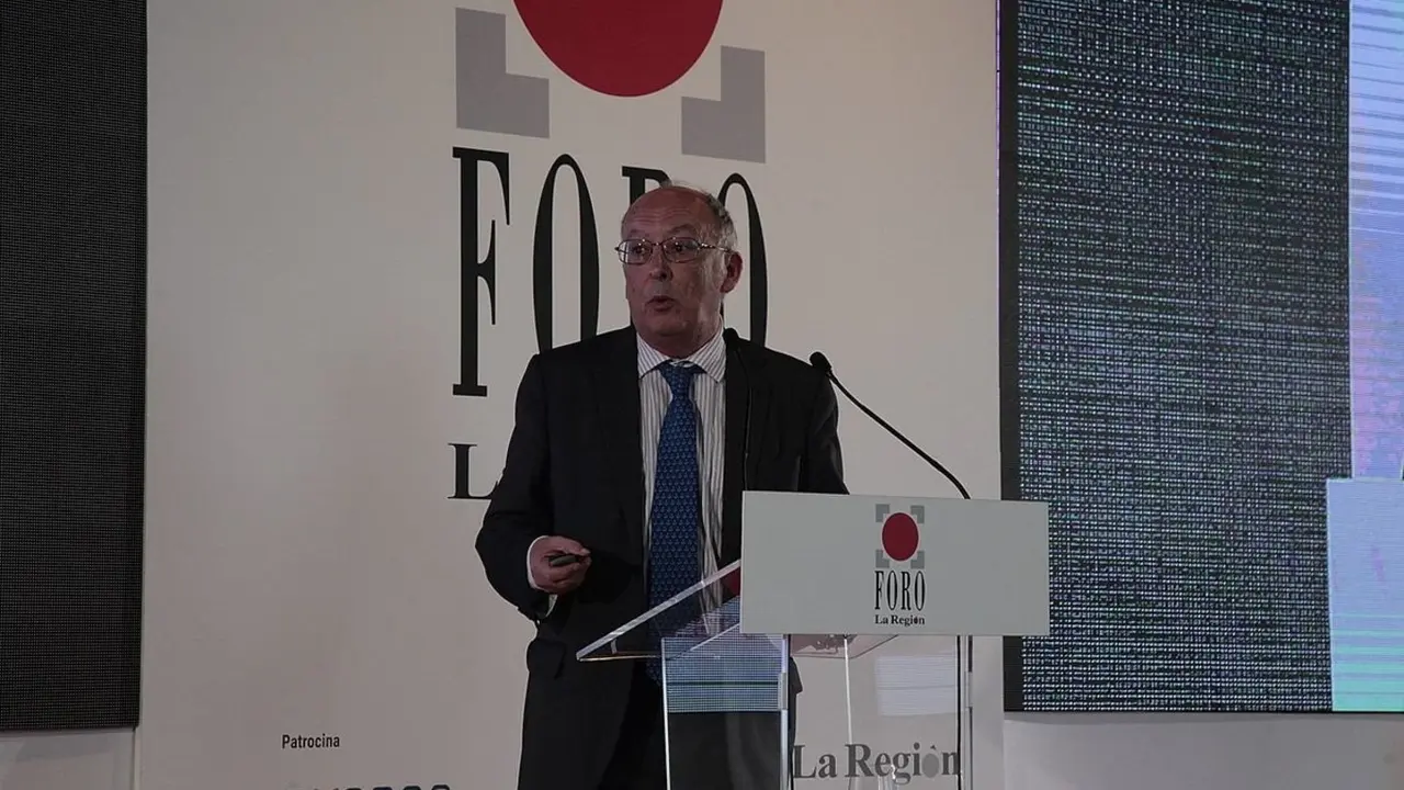 Fernando Gonz&aacute;lez Laxe, en el Foro de La Regi&oacute;n, en Allariz (Ourense). / Miguel &Aacute;ngel en La Regi&oacute;n