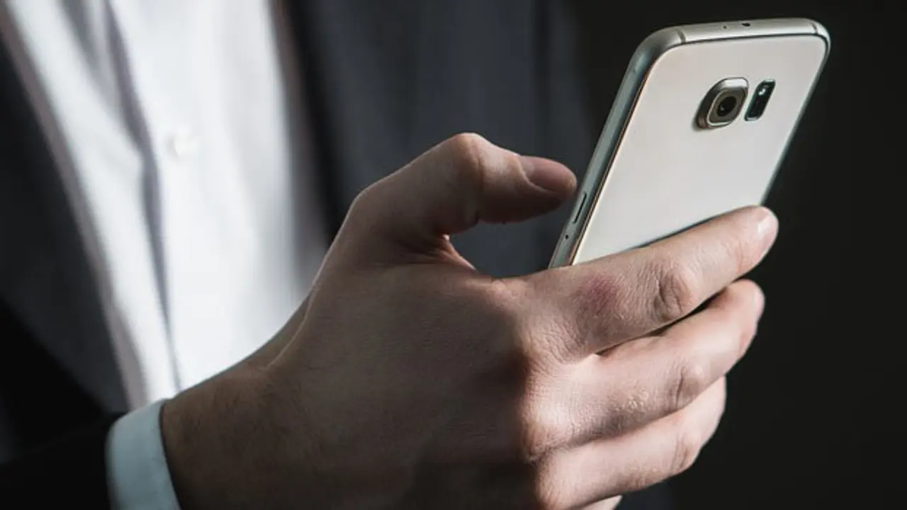 Un hombre utilizando un tel&eacute;fono celular. / Pixabay