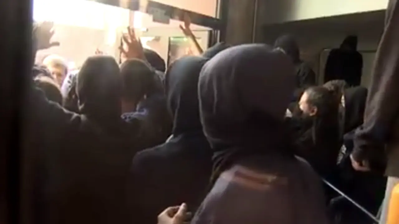 Encapuchados en una universidad catalana. / Mundiario