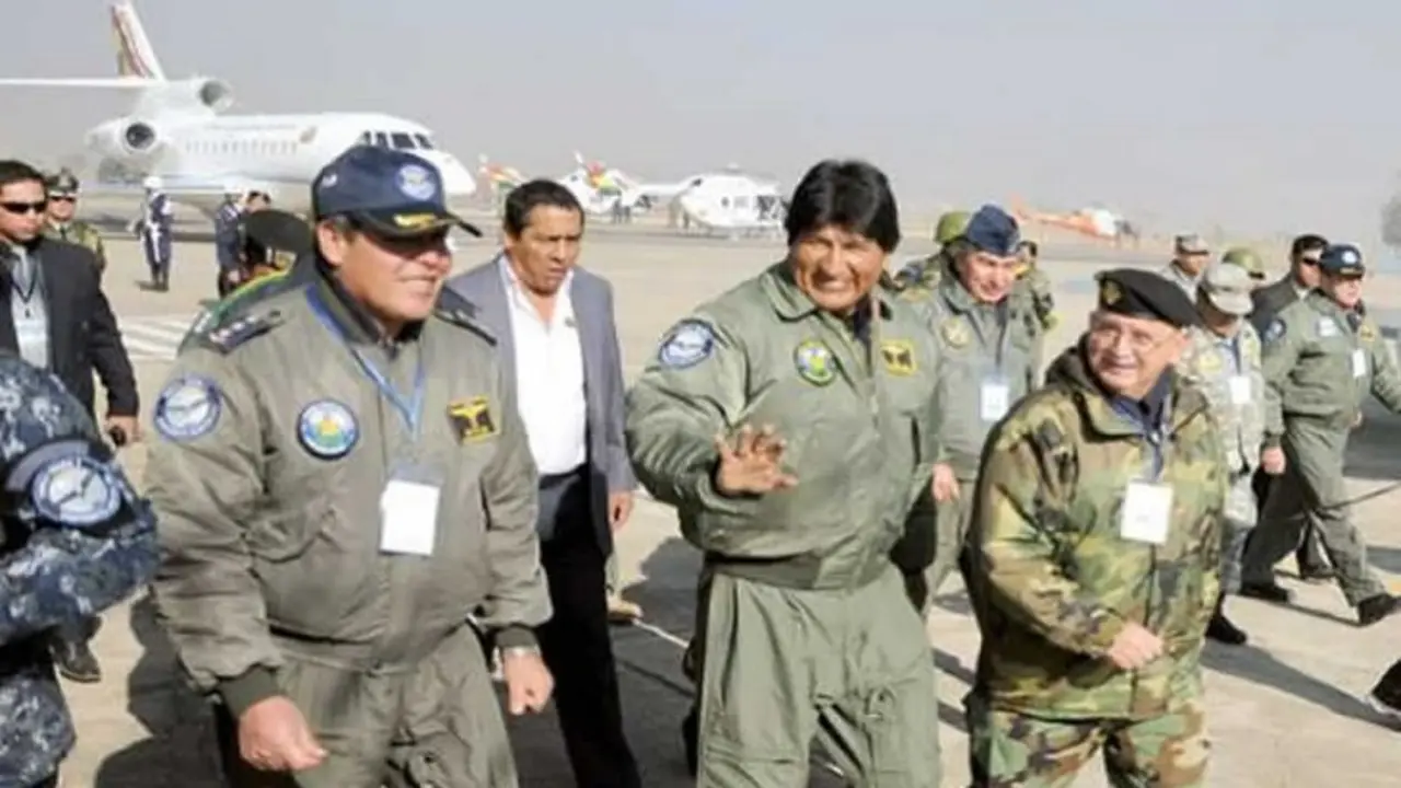 Evo Morales y un grupo de militares. / Cr&oacute;nica Viva