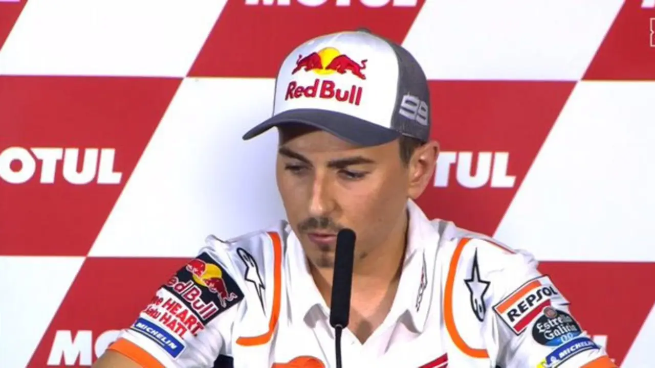 Jorge Lorenzo durante la rueda de prensa en la que anunci&oacute; su retiro de las pistas. / Twitter