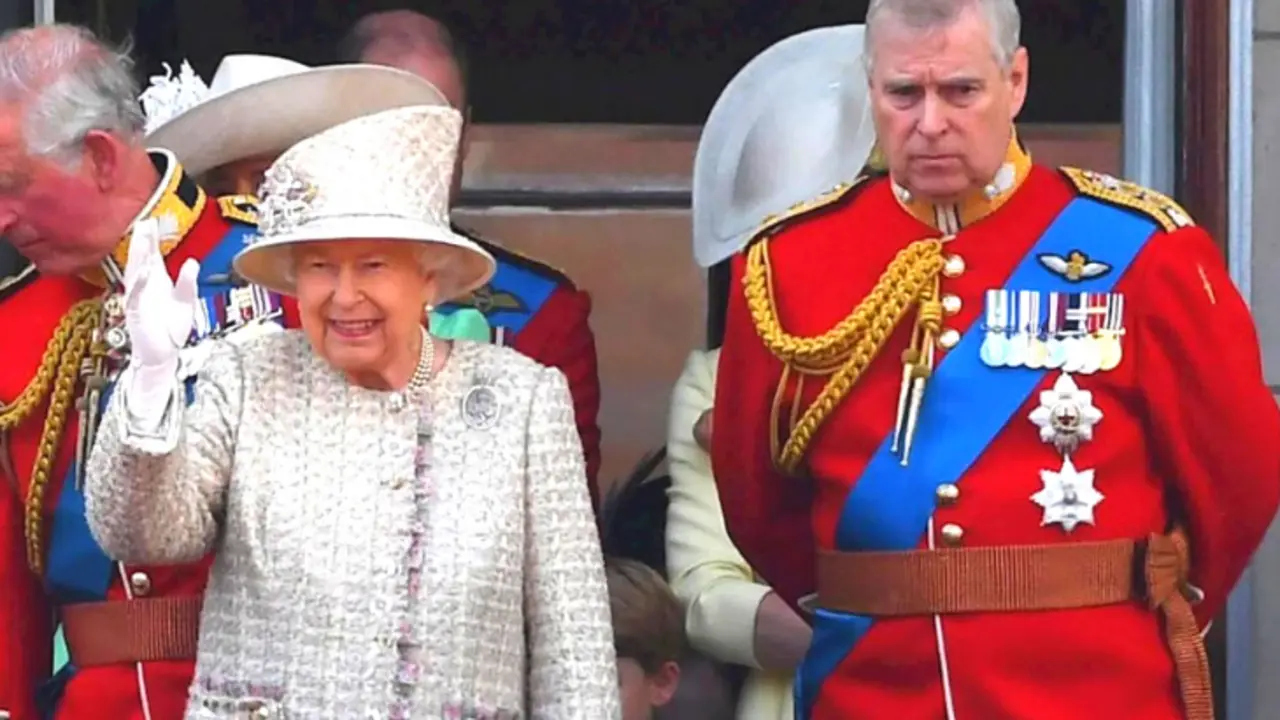 Isabel II junto al pr&iacute;ncipe Andr&eacute;s de Inglaterra. / RR SS.
