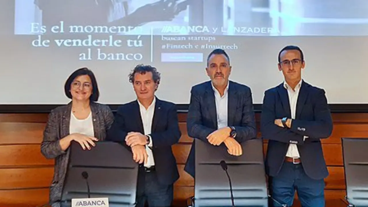 La gerente de Abanca Innova, Rosa Seoane; el director de Innovaci&oacute;n de Abanca, Eduardo Aldao; el director general de Lanzadera, Javier Jim&eacute;nez, y el responsable de Lanzadera Corporate, Ismael Valero. / Mundiario