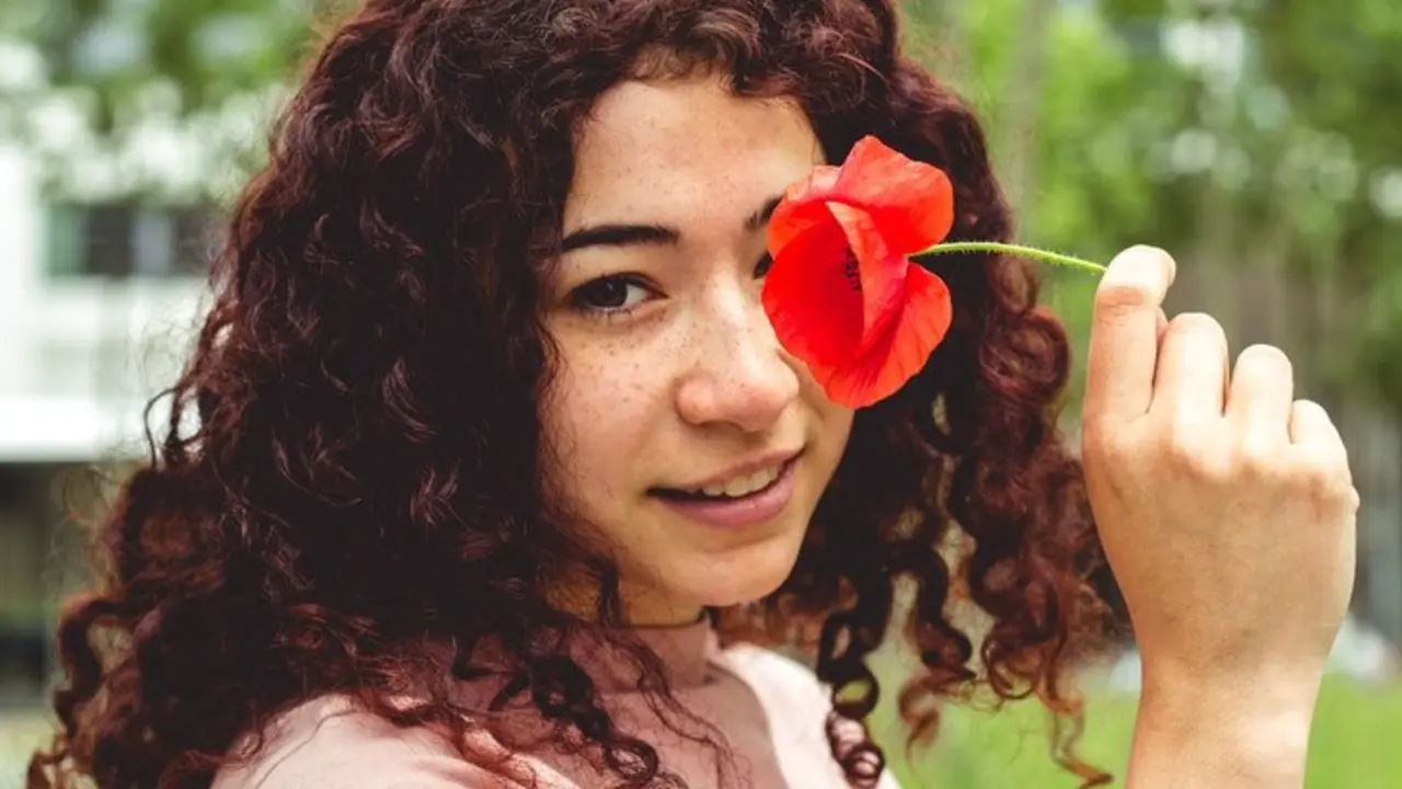 Chica con rizos. / Pexels.com.