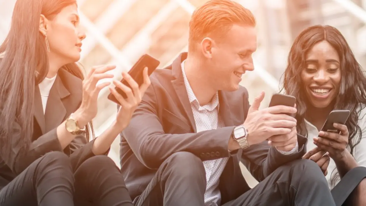 Millennials mirando sus smartphones. / es.fxgm.com
