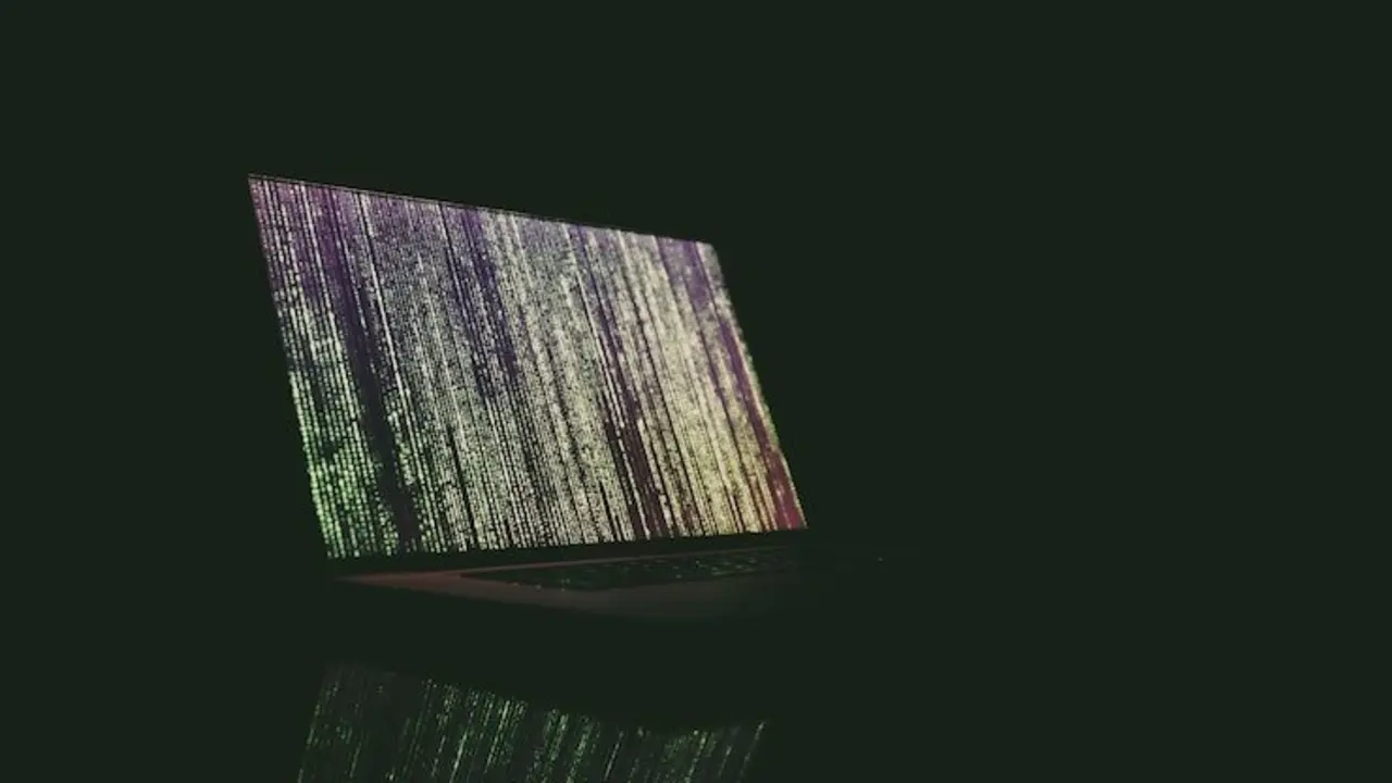 Ceros y unos en una pantalla. / Markus Spiske. /  unsplash