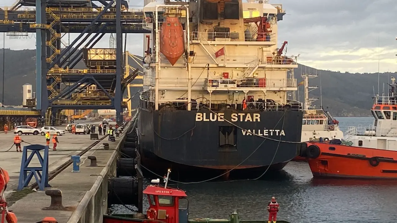 El Blue Star, en el puerto de Ferrol. / Twitter