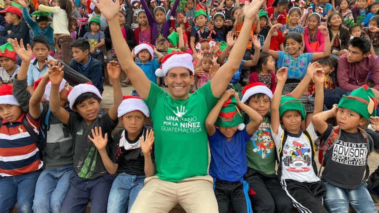 Ismael Cala con niños de Guatemala. / Prensa Cala Enterprise