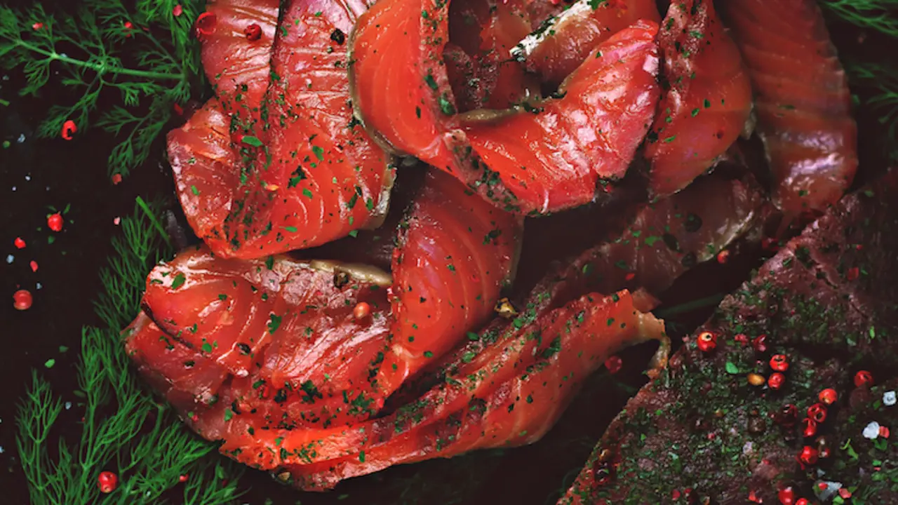 Salmón marinado. / Toa Heftiba. / Unsplash