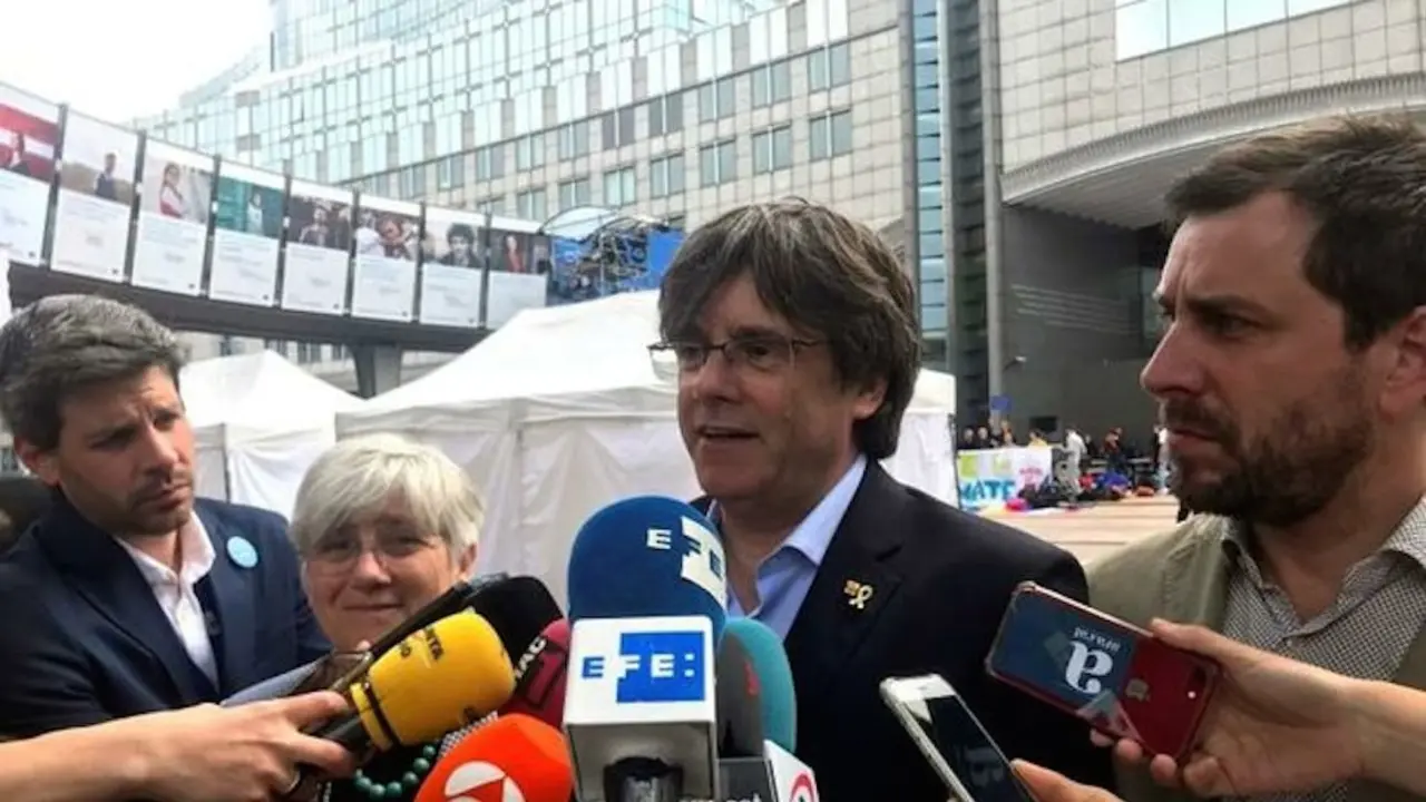 Carles Puigdemont a las puertas de la Eurocámara. / Mundiario