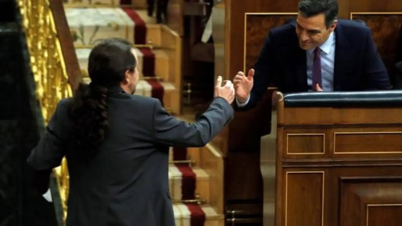 Pablo Iglesias choc&aacute;ndola con Pedro S&aacute;nchez. / Mundiario