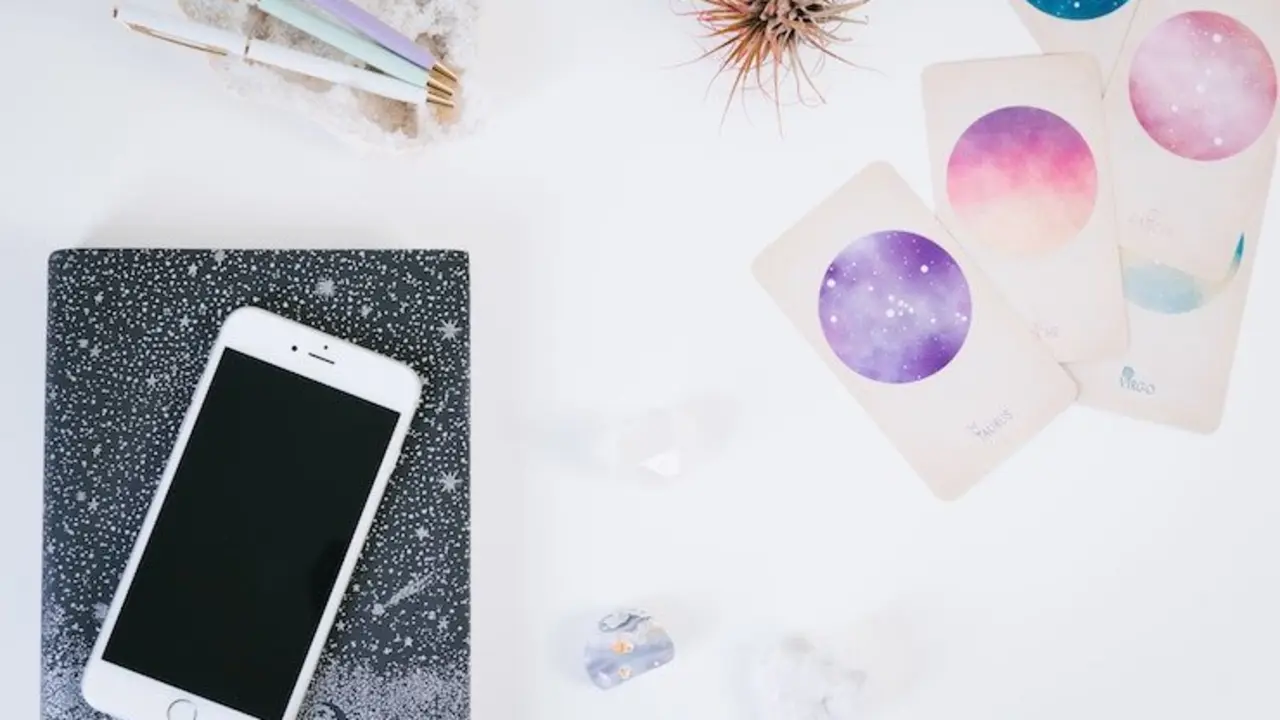 Tarot por teléfono. / Soulful Stock. / Unsplash