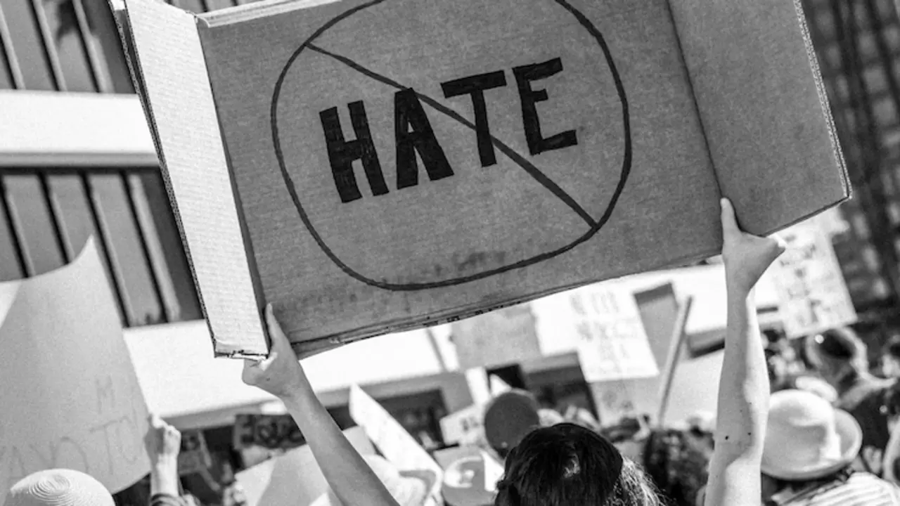 Pancarta contra el odio. /  T. Chick McClure. / Unsplash