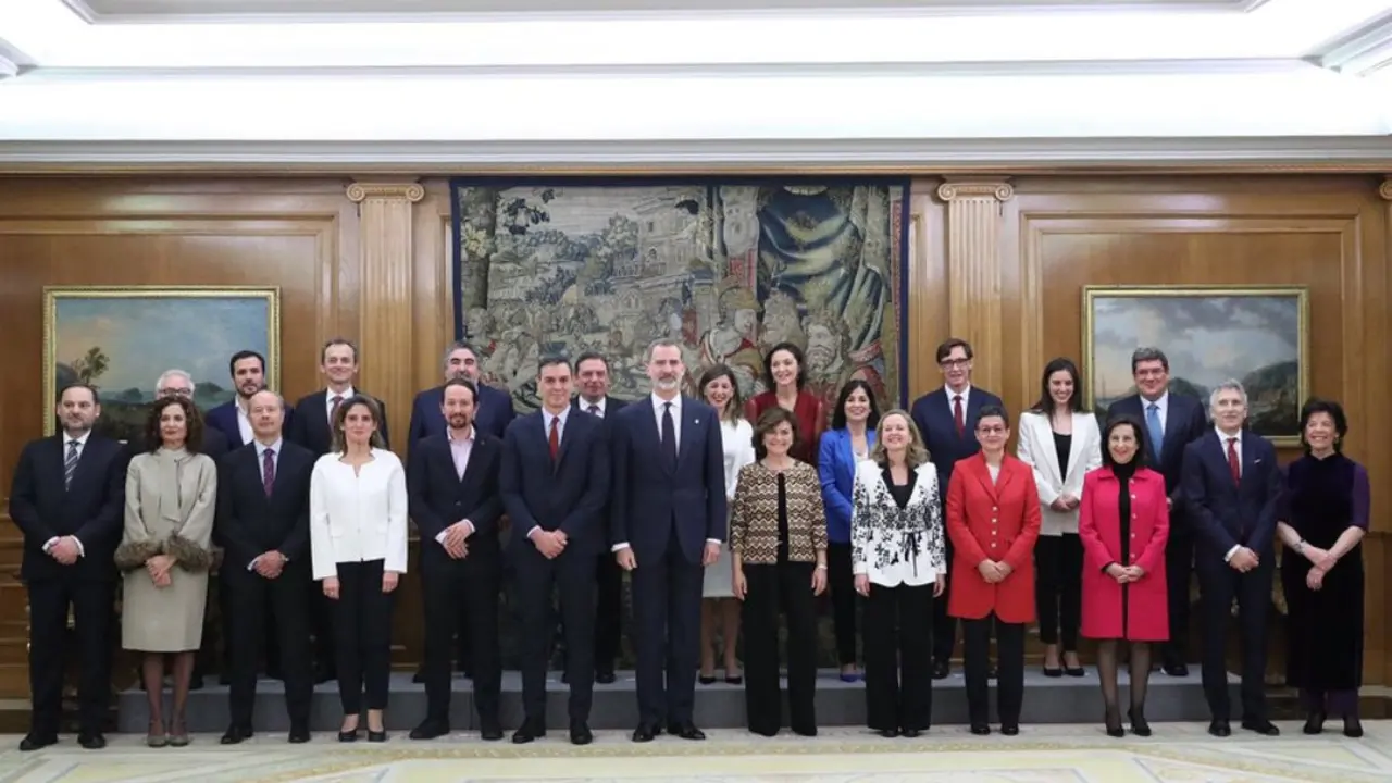 Los nuevos ministros juran ante el Rey. / @desdelamoncloa