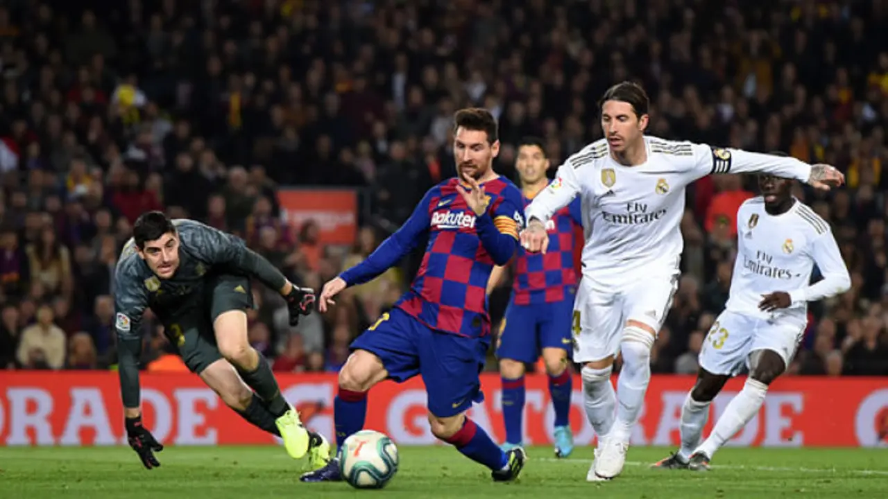 Lionel Messi (I) junto a Sergio Ramos (D), jugadores del FC Barcelona y Real Madrid respectivamente_opt