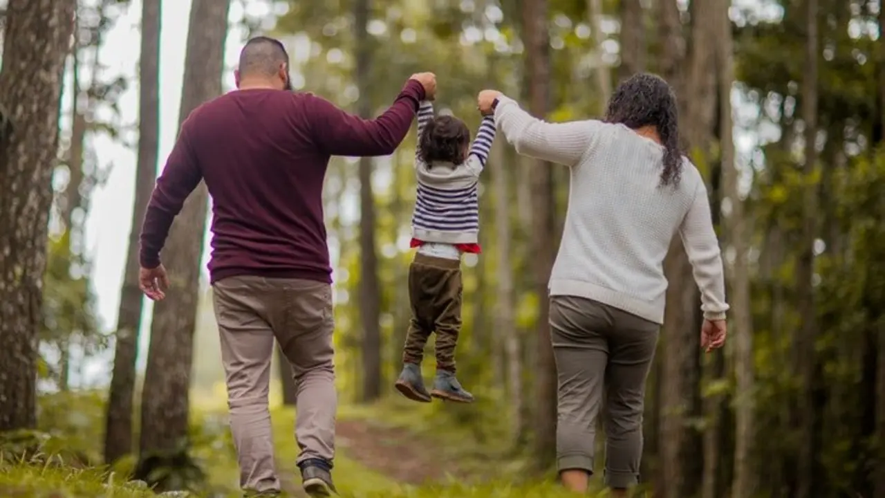 Padres jugando con su hijo. / Pexels.com.