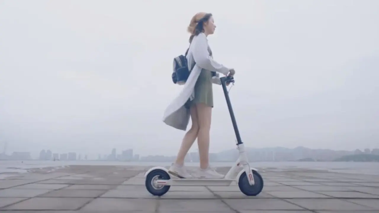Una joven en patinete. / TopGear