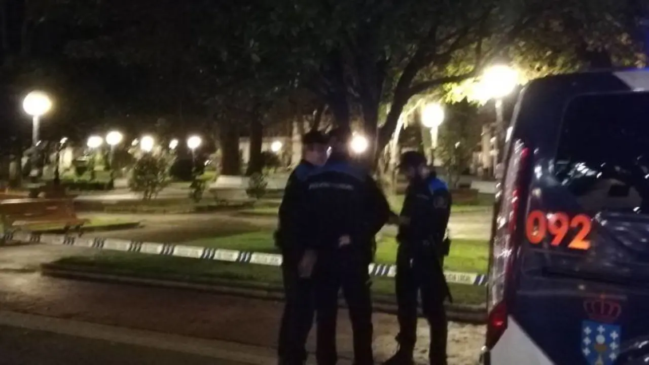 Agentes de la Policía Local en los jardines de Méndez Núñez. / Radio Coruña